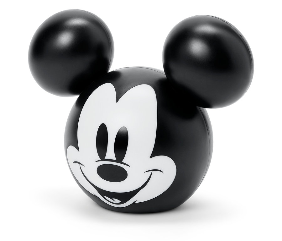 Gros plan sur une figurine de Mickey Mouse en noir et blanc.