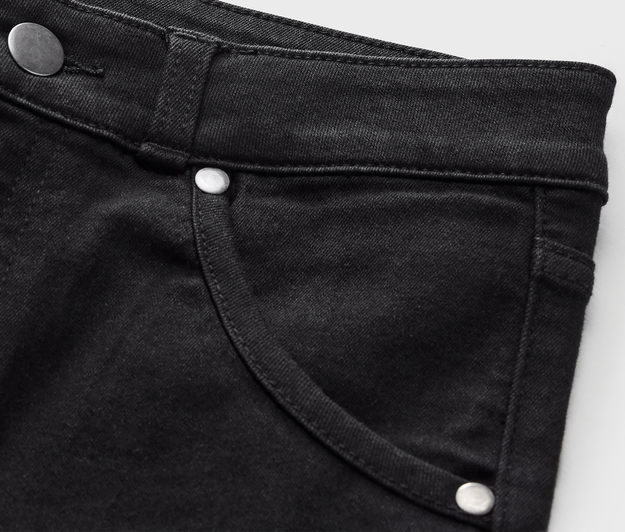 Gros plan sur un jean Flared noir pour enfant – Fit «
Pia
».