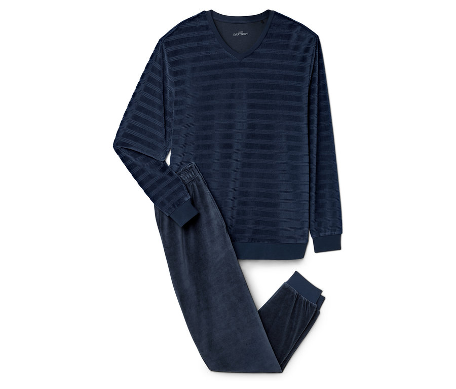 Un pyjama bleu marine rayé à manches longues et pantalon posé sur un fond blanc.