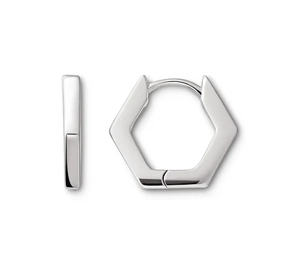 Deux boucles d'oreilles argentées hexagonales reposent sur un fond blanc.