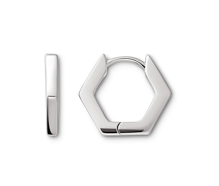 Deux boucles d'oreilles argentées hexagonales reposent sur un fond blanc.