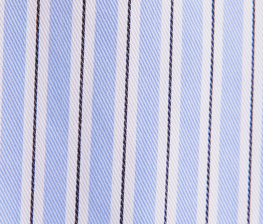 Gros plan d'un tissu à rayures bleues, blanches et noires.