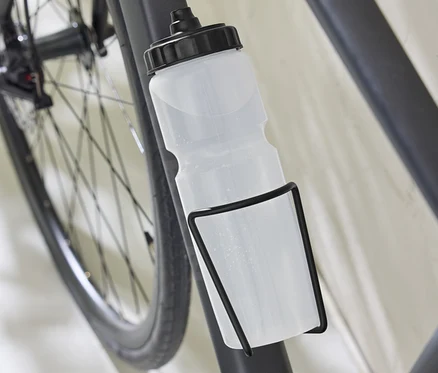 Gros plan d'un vélo avec un porte-bidon pour vélo avec bidon.