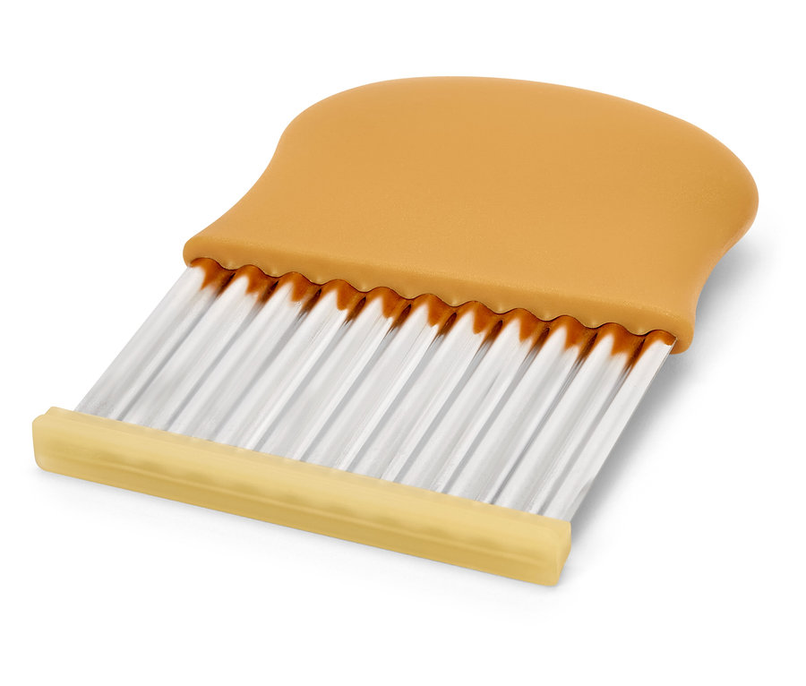 Gros plan d'un coupe-frites ondulées avec manche orange et lames argentées.