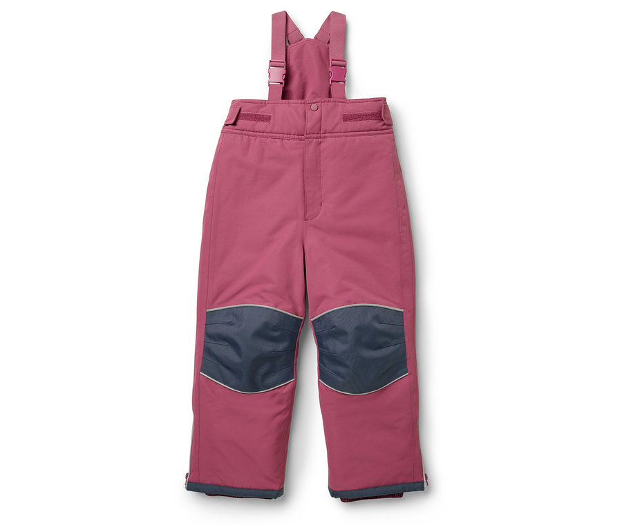 Pantalon de ski rose avec bretelles et genouillères bleu foncé.
