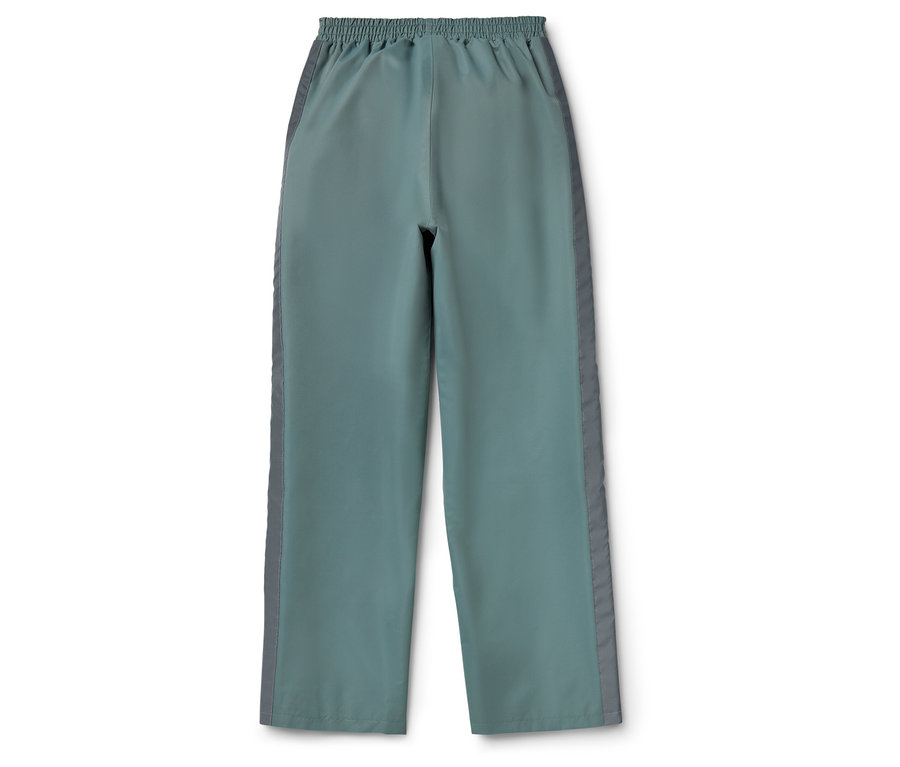 Un pantalon de pluie pour enfant, couleur sauge, est présenté.