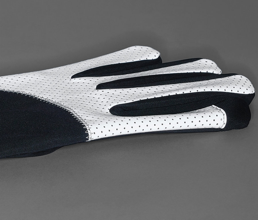 Gros plan d'une paire de gants coupe-vent.