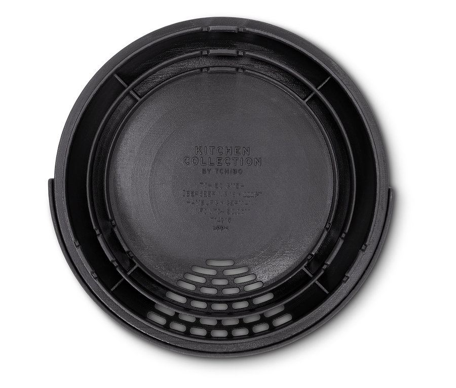 Vue détaillée de dessus d'une passoire de cuisine noire avec un fond perforé.