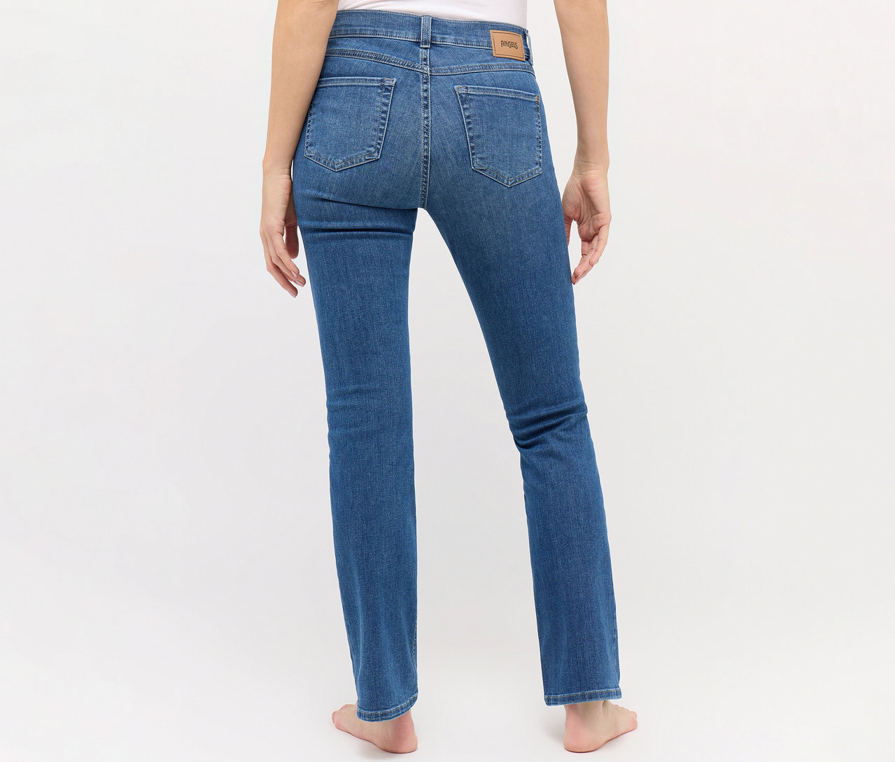 Femme vue de dos portant un jean Angels « Leni » Bootcut.