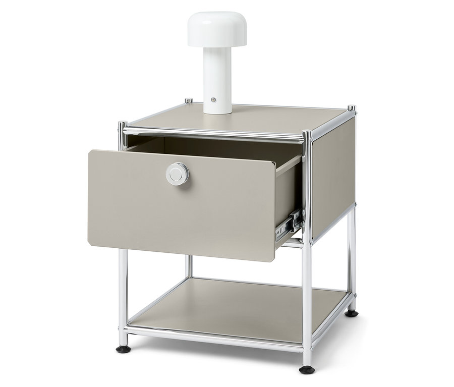 Table de chevet avec tiroir ouvert et lampe blanche dessus.