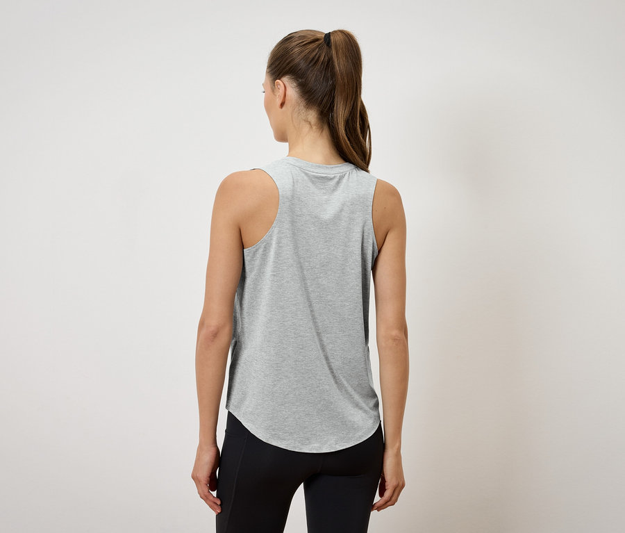 Vue arrière d'une femme avec une queue de cheval portant un débardeur gris et un legging noir.