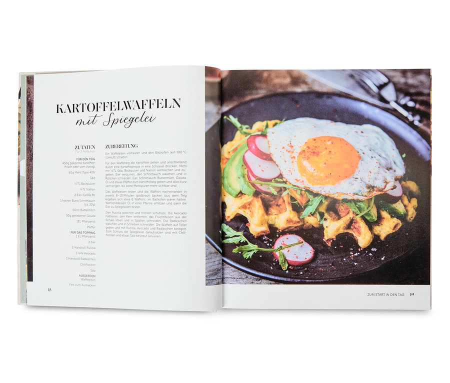 Un livre de cuisine ouvert présentant une recette de gaufres de pommes de terre avec un œuf au plat.