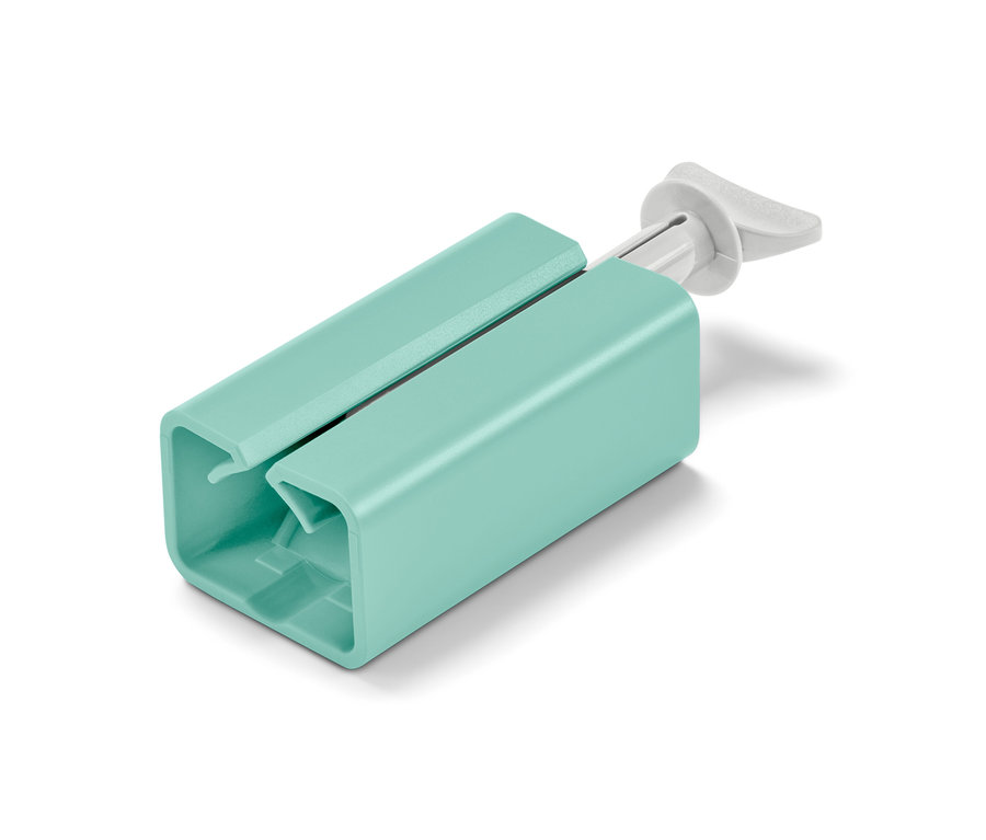 Un presse-tube vert d'eau sur fond blanc.