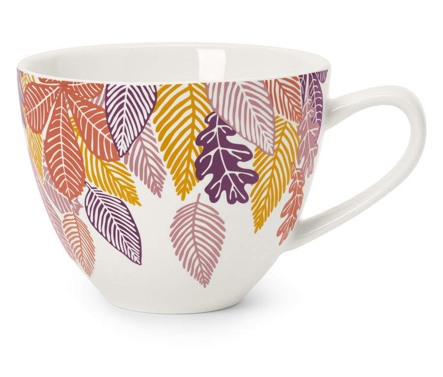 Tasse blanche avec motifs de feuilles colorées.