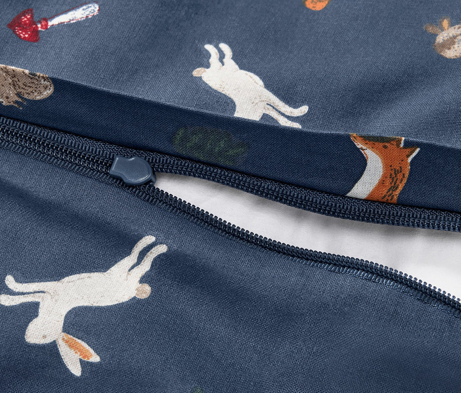 Détail de la parure de lit pour enfant en renforcé de taille normale avec motif d'animaux de la forêt et fermeture éclair.