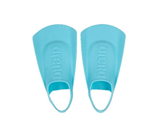 Deux palmes de natation arena Junior pour enfant bleu clair côte à côte.