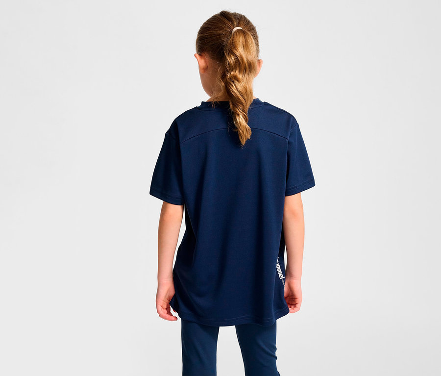 Fillette portant un t-shirt d’entraînement HUMMEL HMLJR pulse bleu foncé.