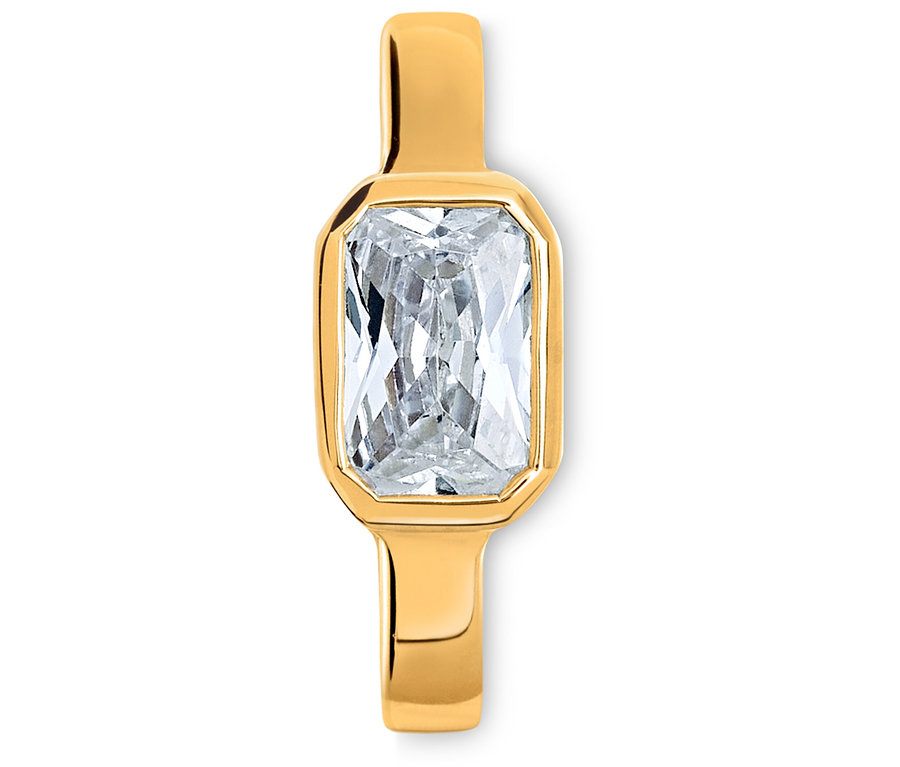 Détail d'une bague en or avec une pierre rectangulaire transparente.