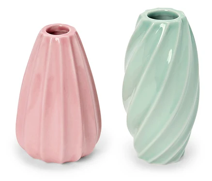 Deux vases : un rose avec des côtes verticales et un bleu clair avec un motif en spirale.
