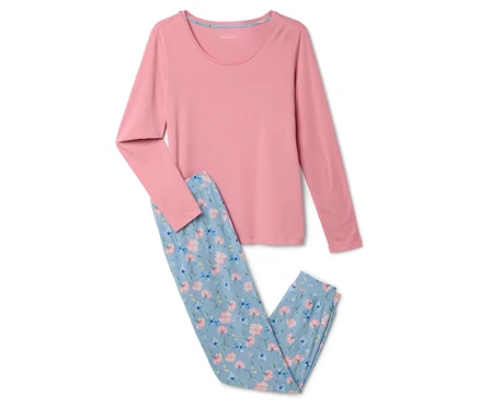 Un pyjama rose à manches longues et un pantalon bleu à motif floral sont posés l'un sur l'autre.