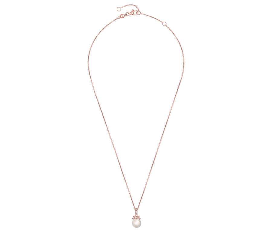 Détail d'un collier en or avec une perle au centre.