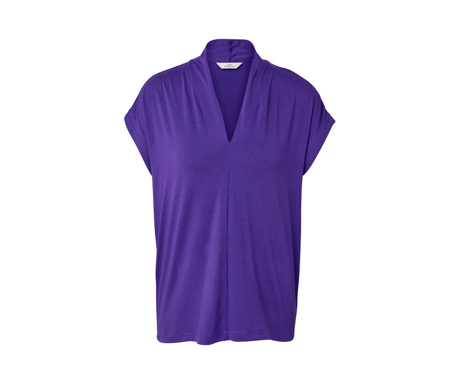Blouse violette avec encolure en V.