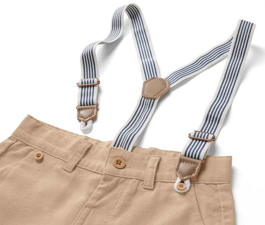Short pour enfant beige avec bretelles rayées bleu et blanc.