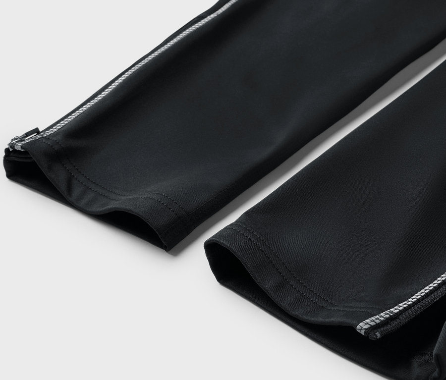 Détail de leggings noirs avec une bordure blanche.