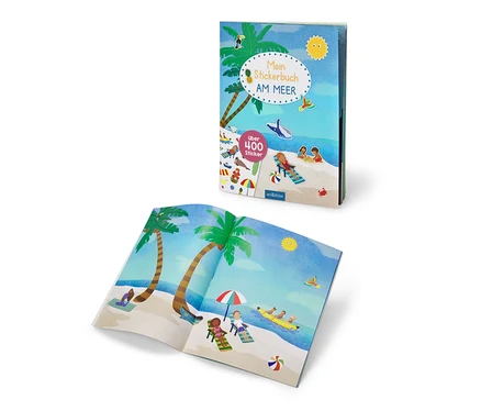 Un livre d'autocollants ouvert et fermé "Au bord de la mer".