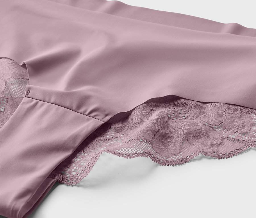 Détail de 2 slips brésiliens Magic Cut mauves avec dentelle.