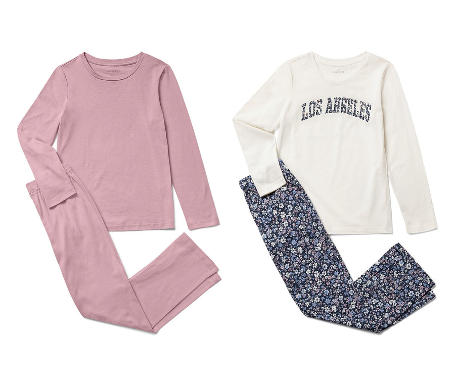 Deux ensembles de pyjamas pour femmes : un rose uni et un haut blanc avec un imprimé « Los Angeles » et un pantalon à fleurs.