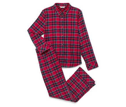 Un pyjama rouge et vert à carreaux sur fond blanc.