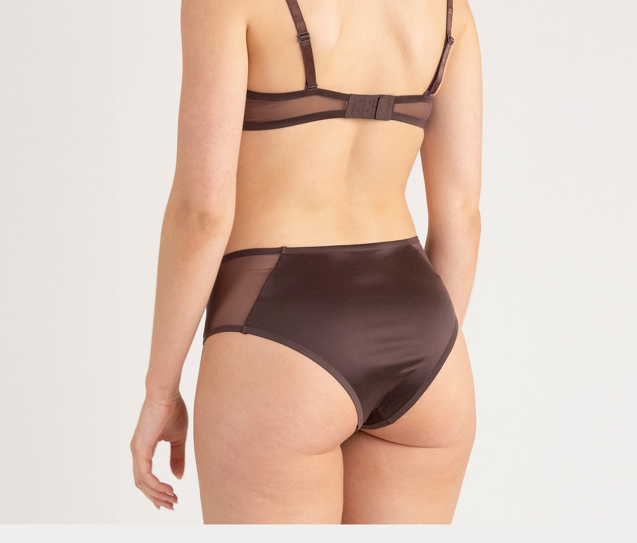 Femme de dos portant un soutien-gorge marron et un slip taille haute Passionata « Bianca », chocolat noir.