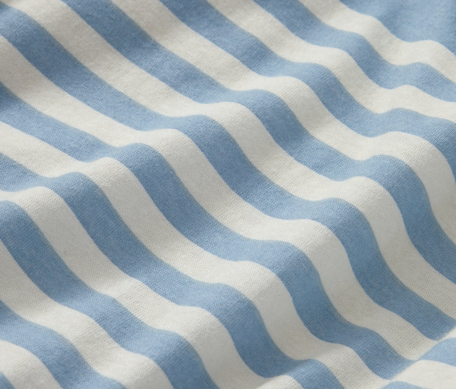 Gros plan d'une parure de lit en jersey d'hiver de taille standard avec des rayures bleues et blanches.