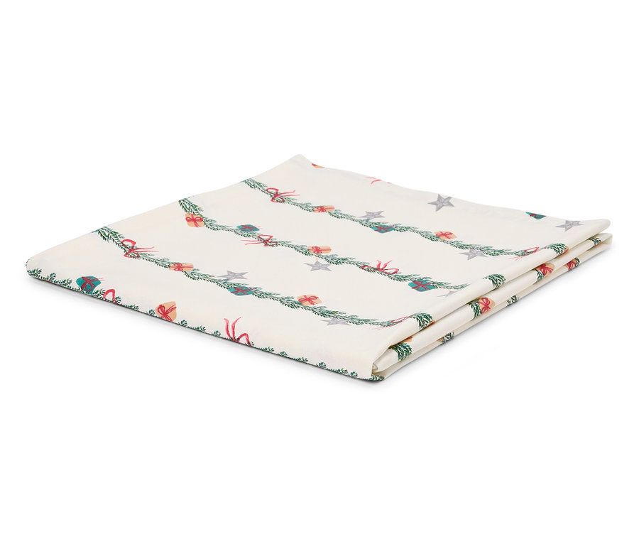 Nappe blanche pliée avec un motif de Noël de branches, de cadeaux et d'étoiles.