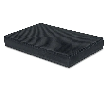 Un coussin noir de forme rectangulaire.