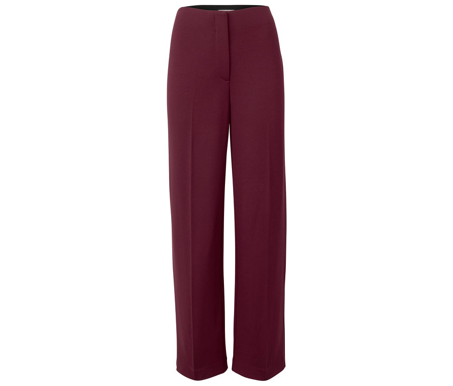 Pantalon ample bordeaux.