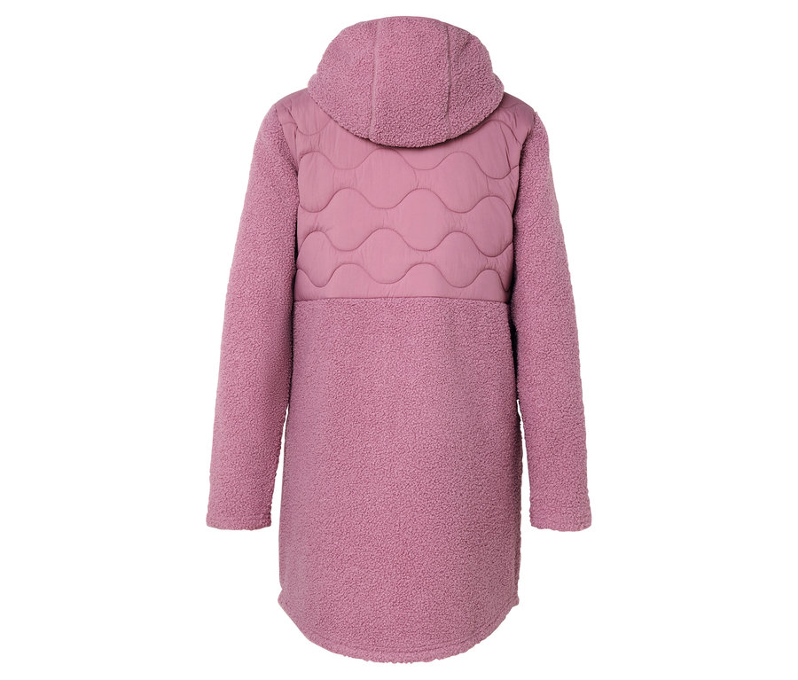 Vue arrière d'un long manteau rose avec capuche et matelassage ondulé.