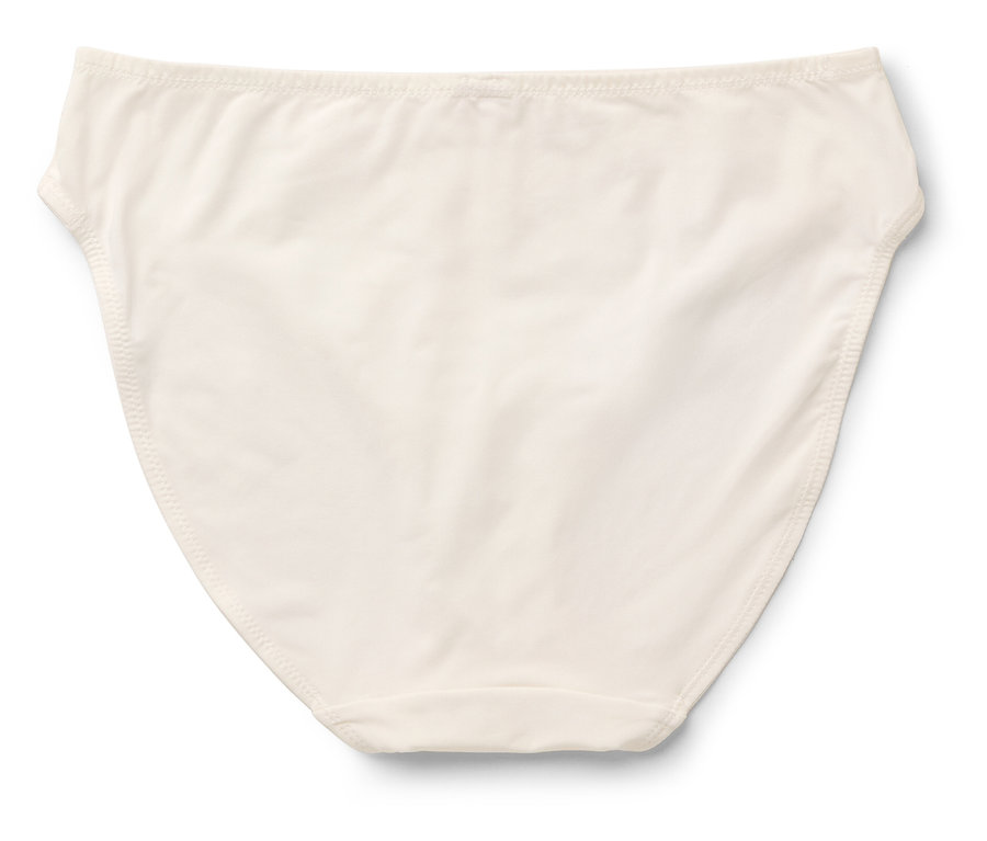 Une culotte crème pour femme est posée sur un fond blanc.