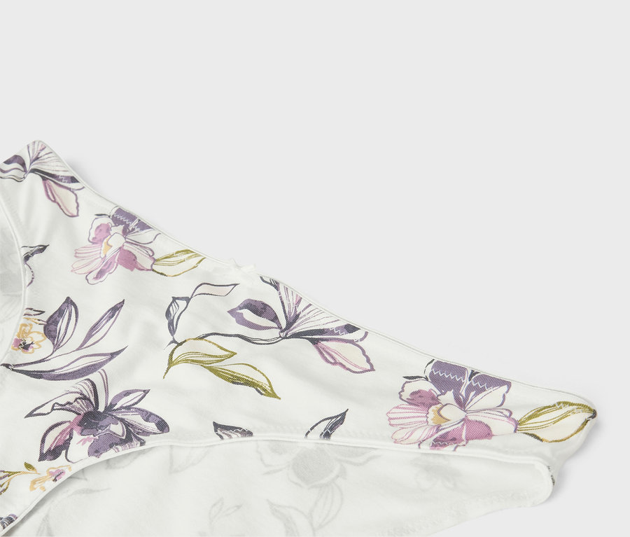 Gros plan de sous-vêtements blancs à motifs floraux.