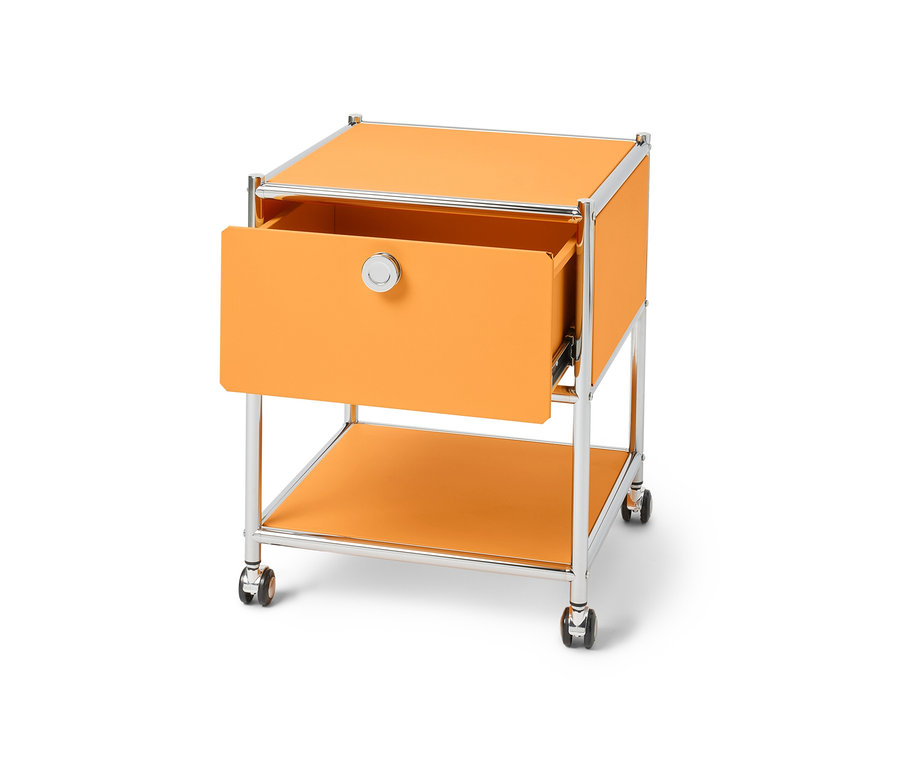 Gros plan sur la table d’appoint avec tiroir en métal « CN3 », tiroir ouvert.