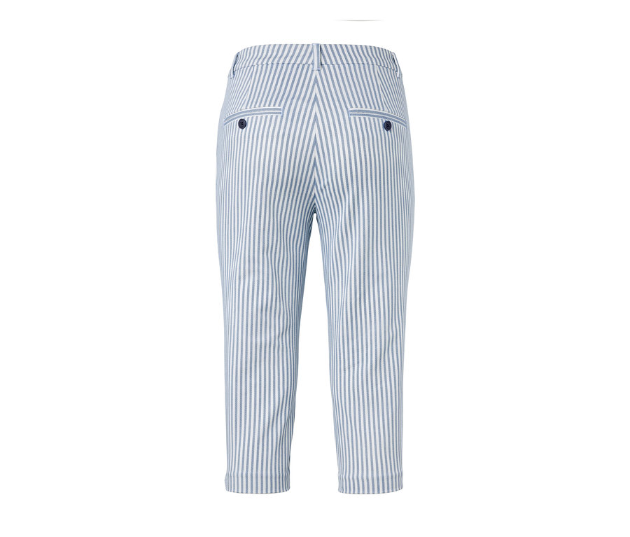 Vue détaillée de l'arrière d'un pantalon en sergé stretch 3/4 rayé bleu et blanc.