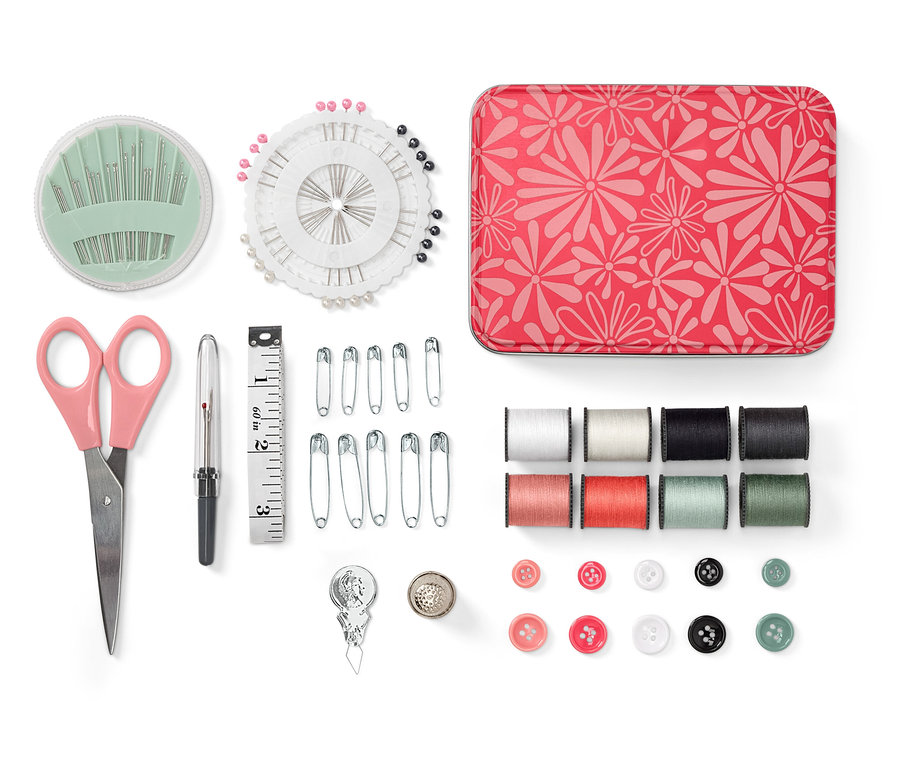 Set de couture dans une boîte métallique avec des ciseaux, des boutons, des aiguilles, des épingles, un mètre ruban, des bobines de fil, des épingles de sûreté et un dé à coudre.