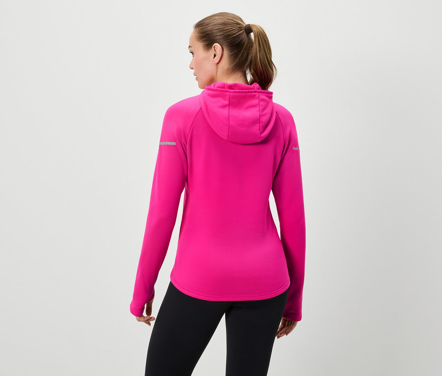 Vue de dos, une femme aux cheveux attachés en queue de cheval porte un sweat à capuche rose et un legging noir.