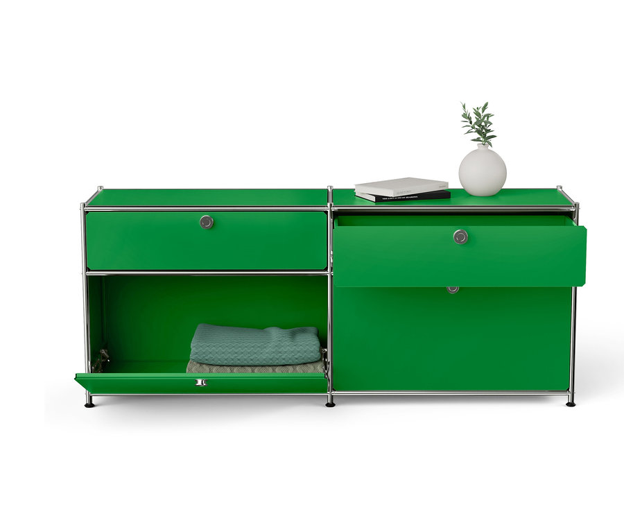 Meuble vert avec portes ouvertes, livre et vase sur le dessus.