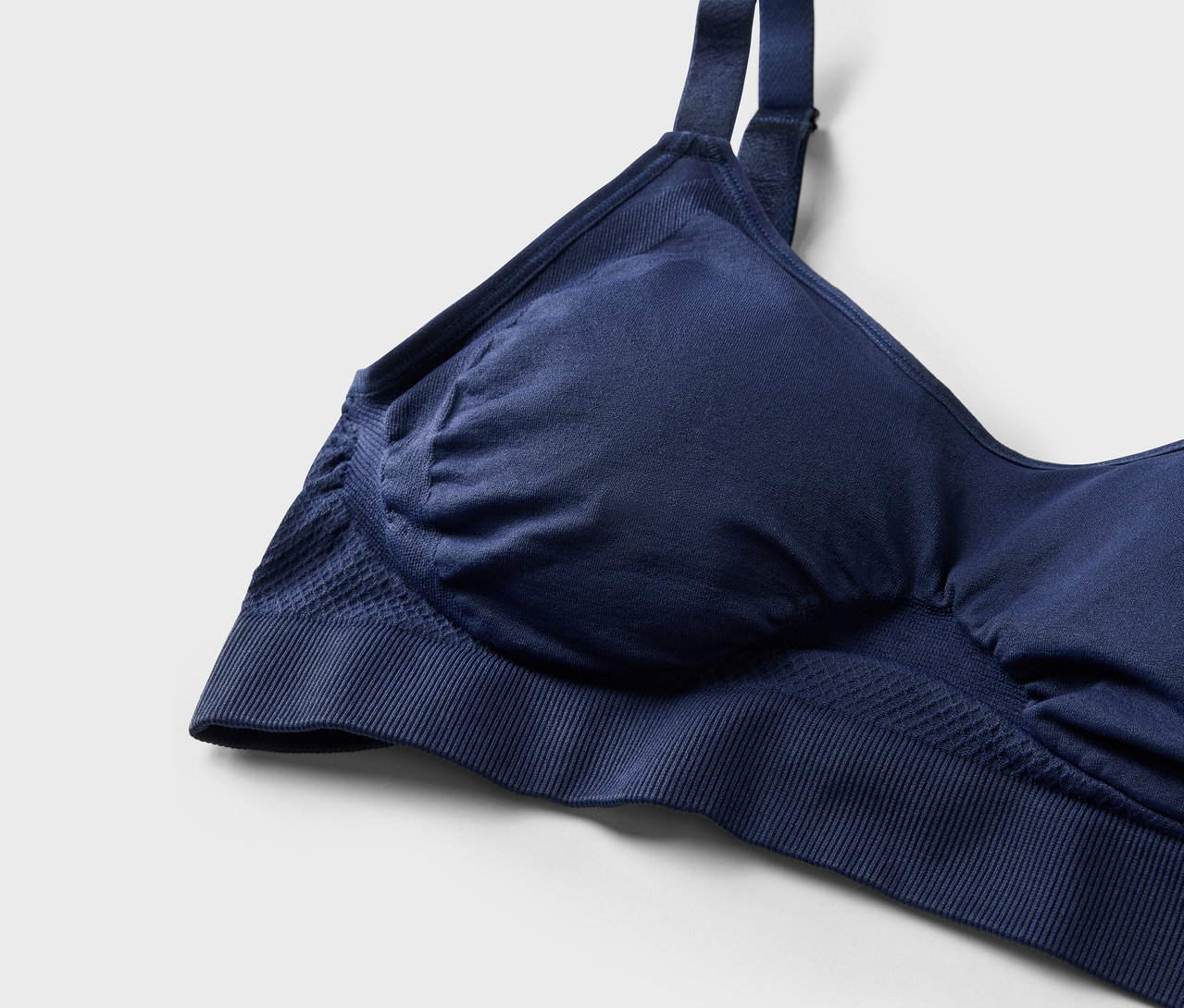 Gros plan d'un soutien-gorge bleu.
