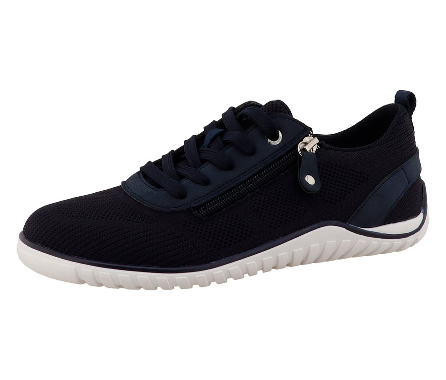 Une seule chaussure en tissu bleu marine avec une semelle blanche se trouve sur un fond blanc.