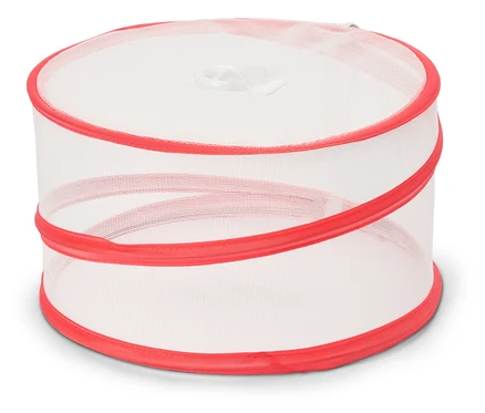 Un couvercle alimentaire rond avec un bord rouge repose sur une surface blanche.