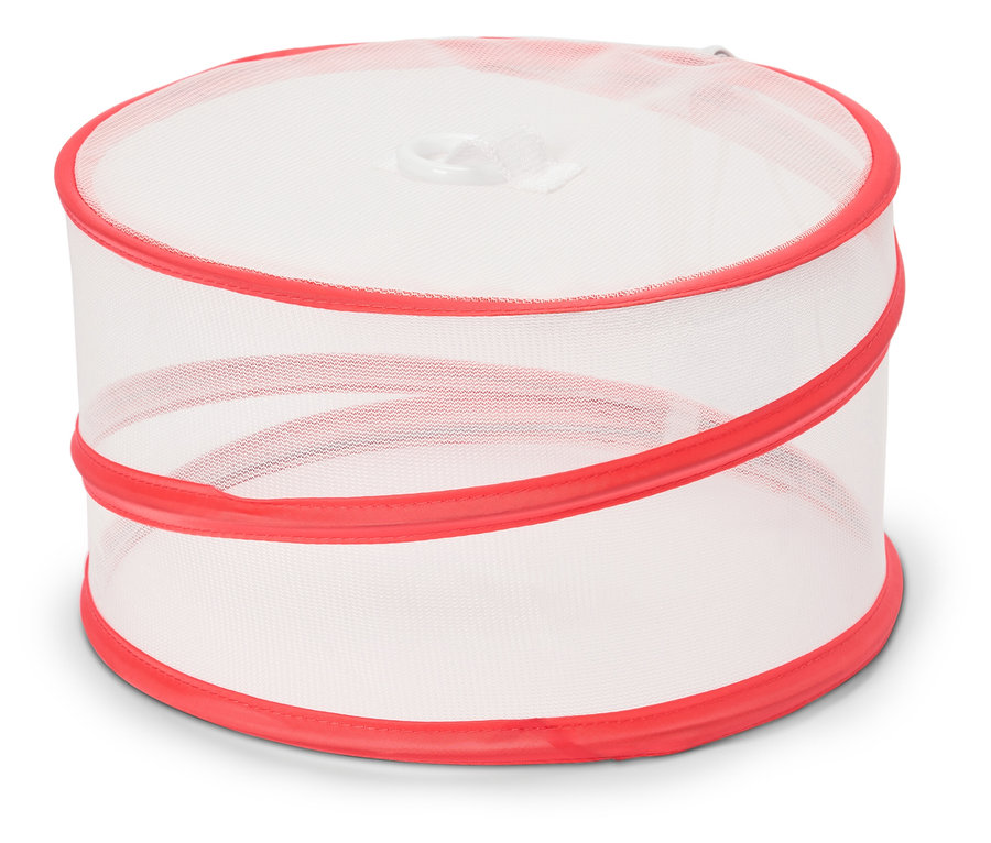 Un couvercle alimentaire rond avec un bord rouge repose sur une surface blanche.