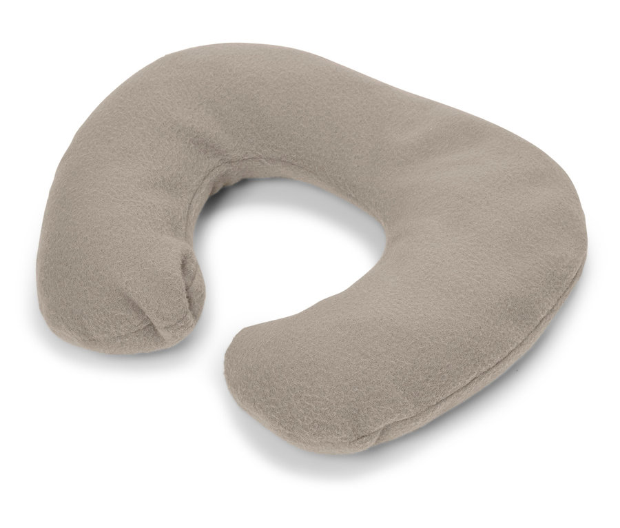 Un coussin de voyage beige repose sur une surface blanche.